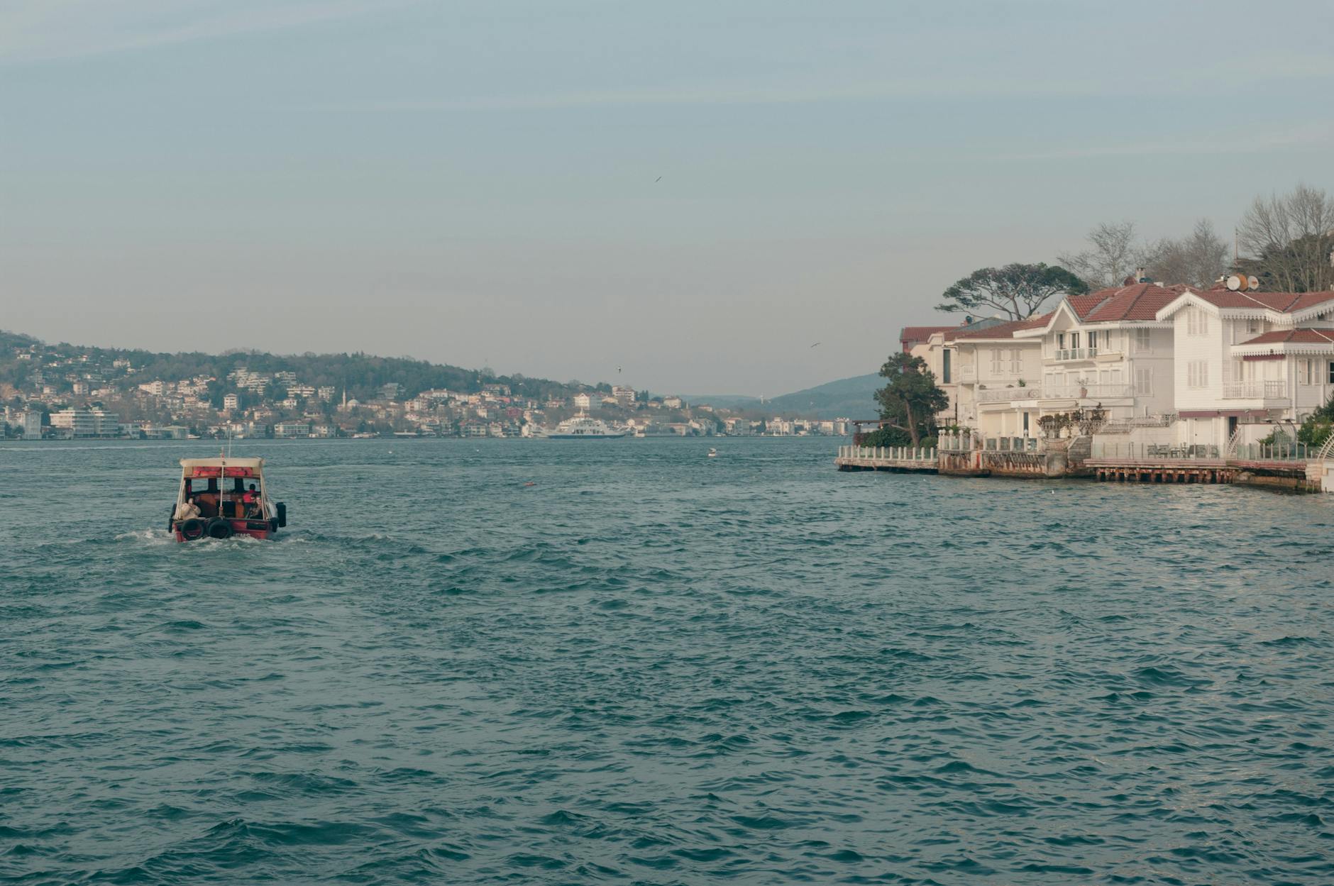Villas blanches élégantes situées sur le front de mer à Beykoz.