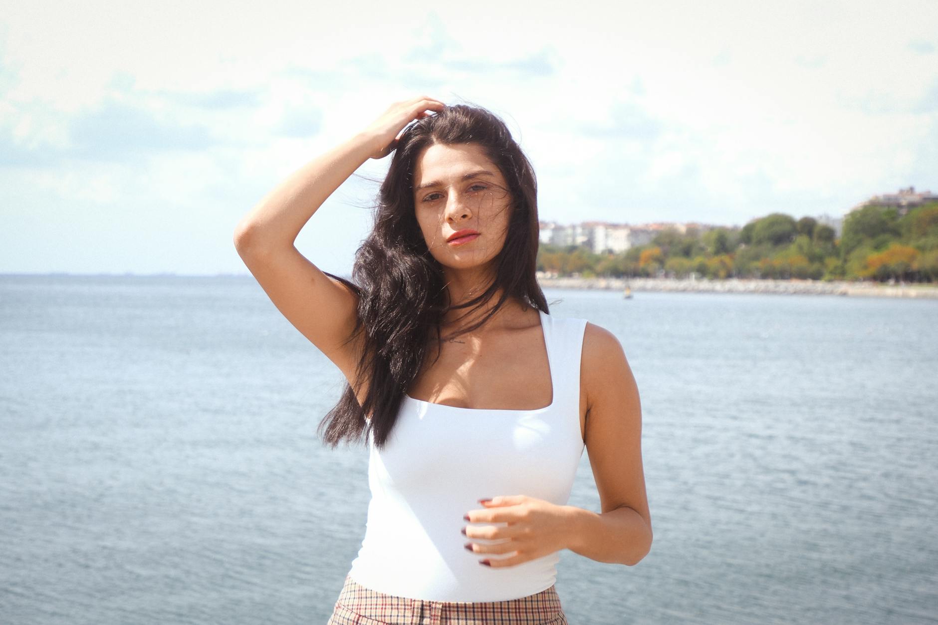 Une jeune femme se détend face à la mer de Marmara sur la côte.