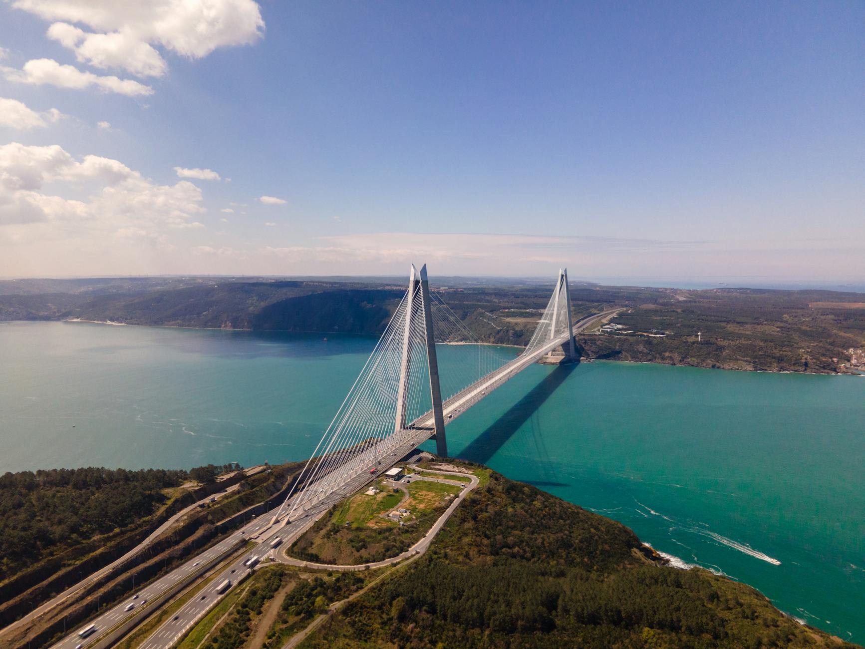 Vue aérienne du pont Yavuz Sultan Selim traversant le Bosphore au nord d'Istanbul.
