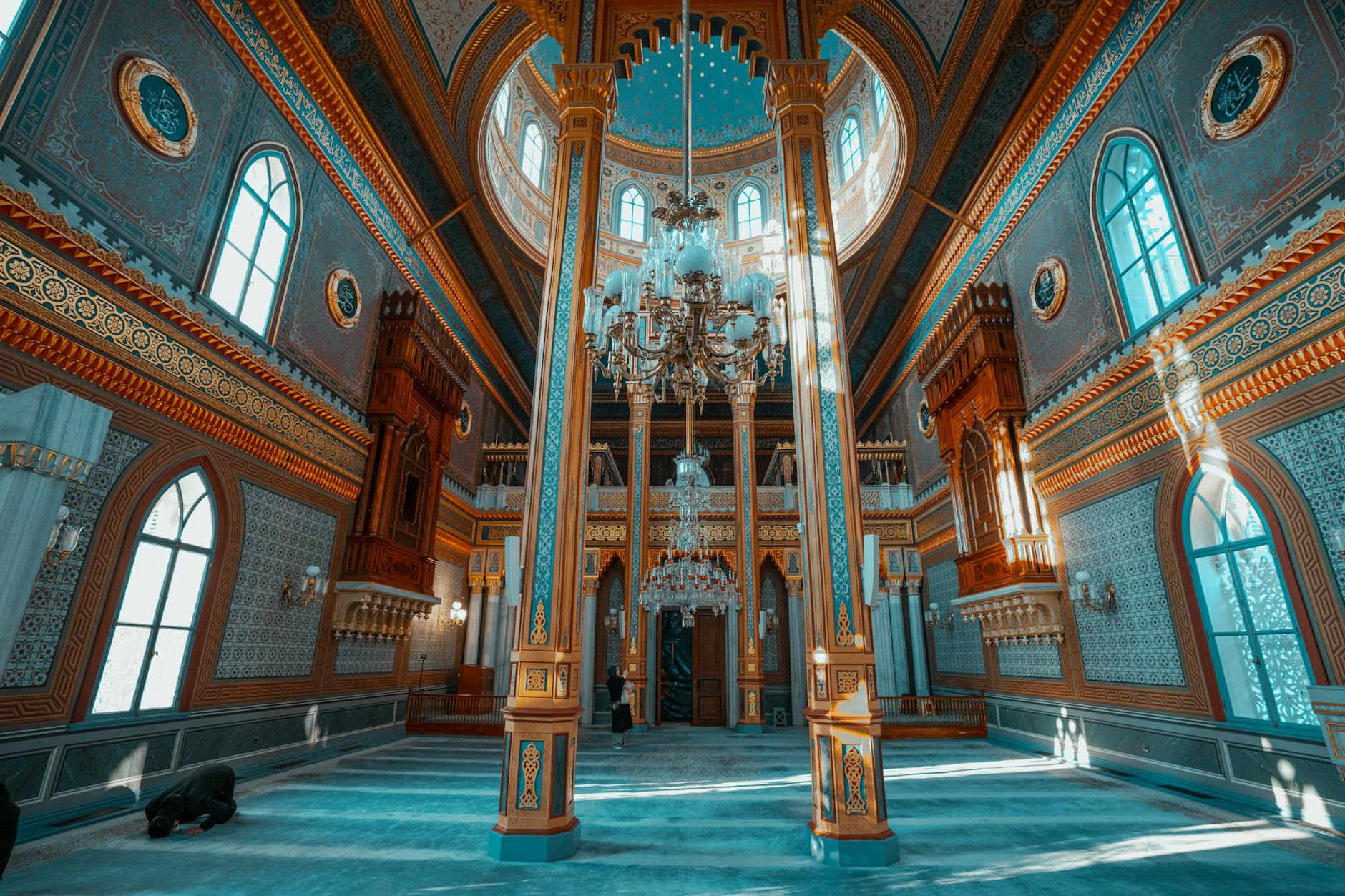 L'intérieur majestueux de la mosquée Hamidiye Yıldız aux tons turquoises.