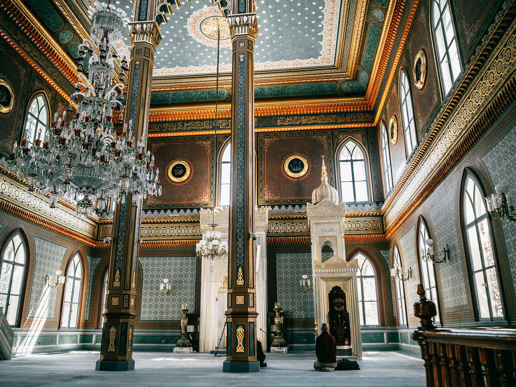Intérieur majestueux de la mosquée Yıldız avec son grand lustre central.
