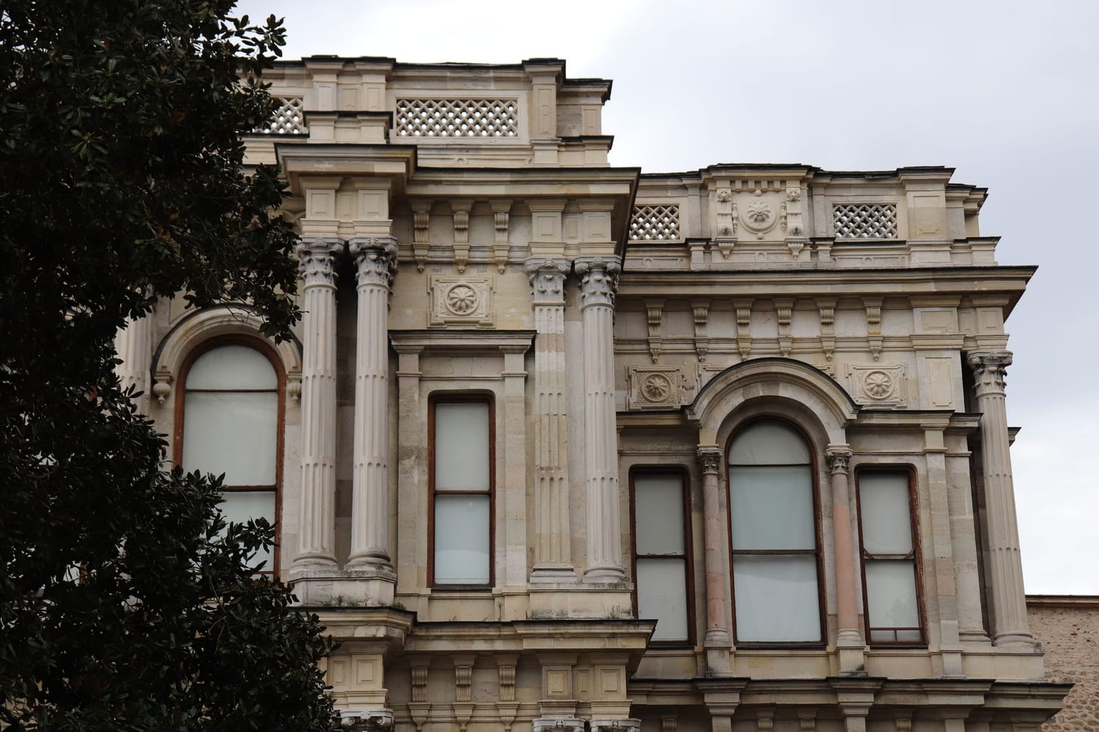 Détail de la façade sculptée du grand pavillon Mabeyn au palais de Yıldız.