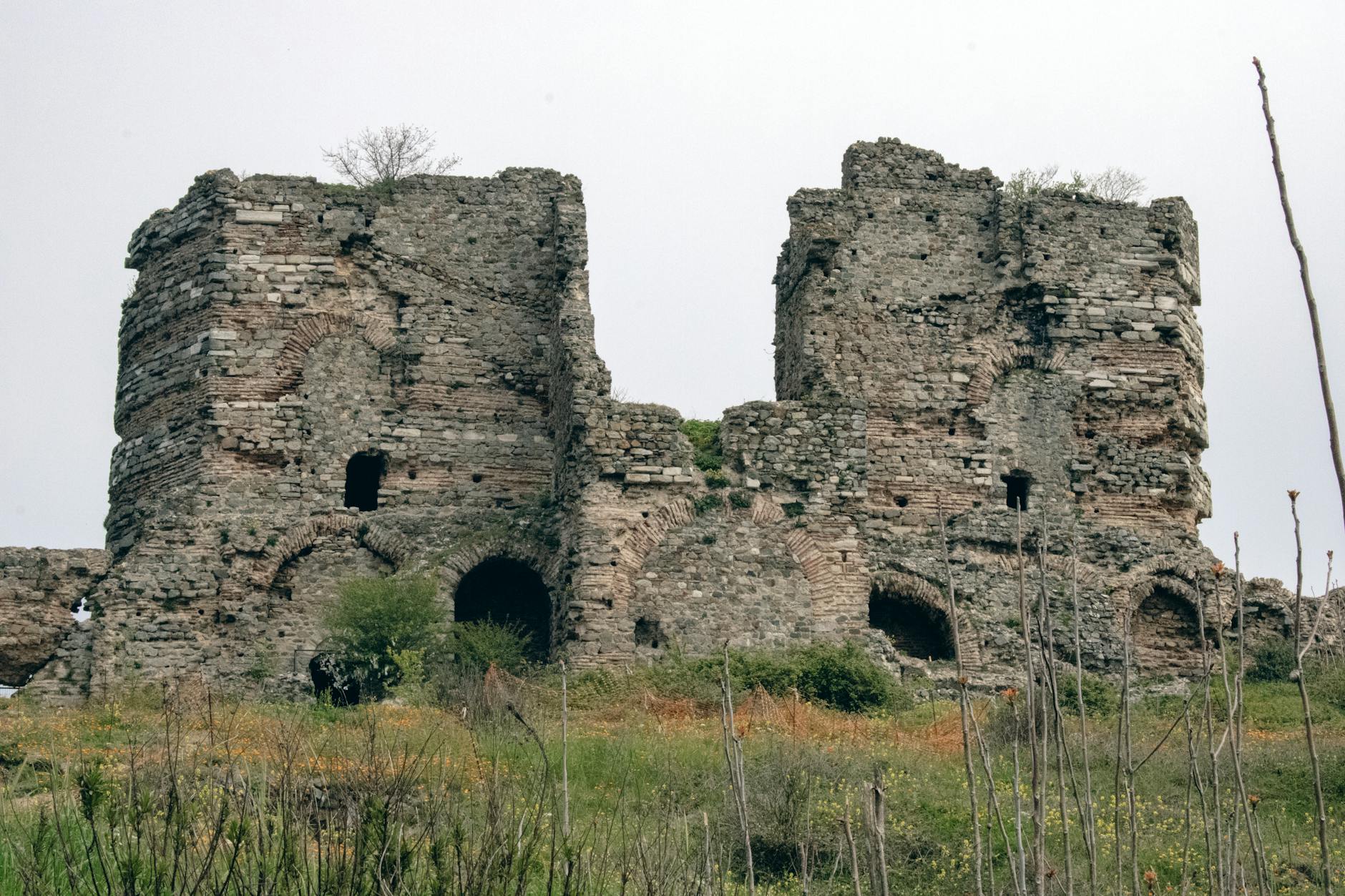 Ruines de la forteresse génoise de Yoros surplombant le village d'Anadolu Kavağı.